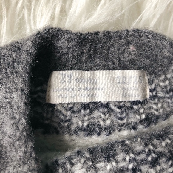 ✨HOST PICK✨Cozy Grey and White Knit Sweater - Picture 4 of 4